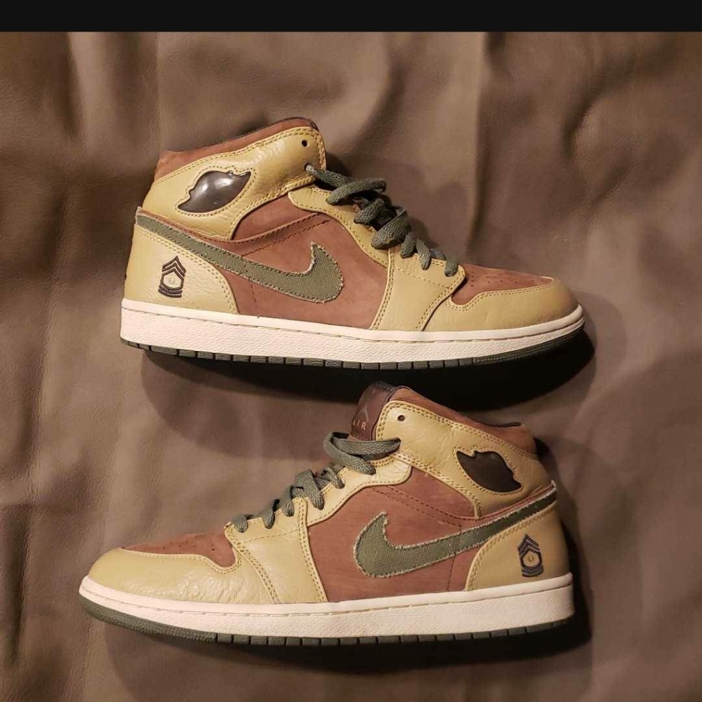 AIR JORDAN 1 RETRO MID "ARMED FORCES" Size 9.5M